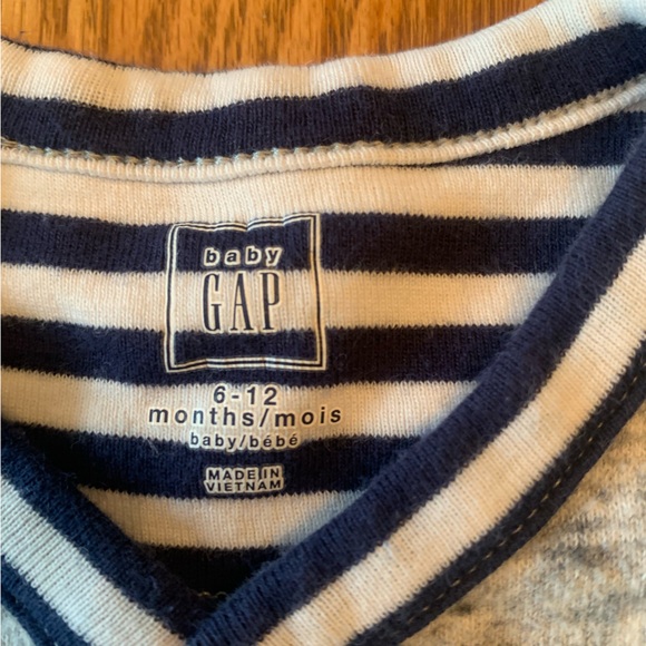 onesie baby GAP 6-12 months only worn a handful of times - Picture 2 of 3
